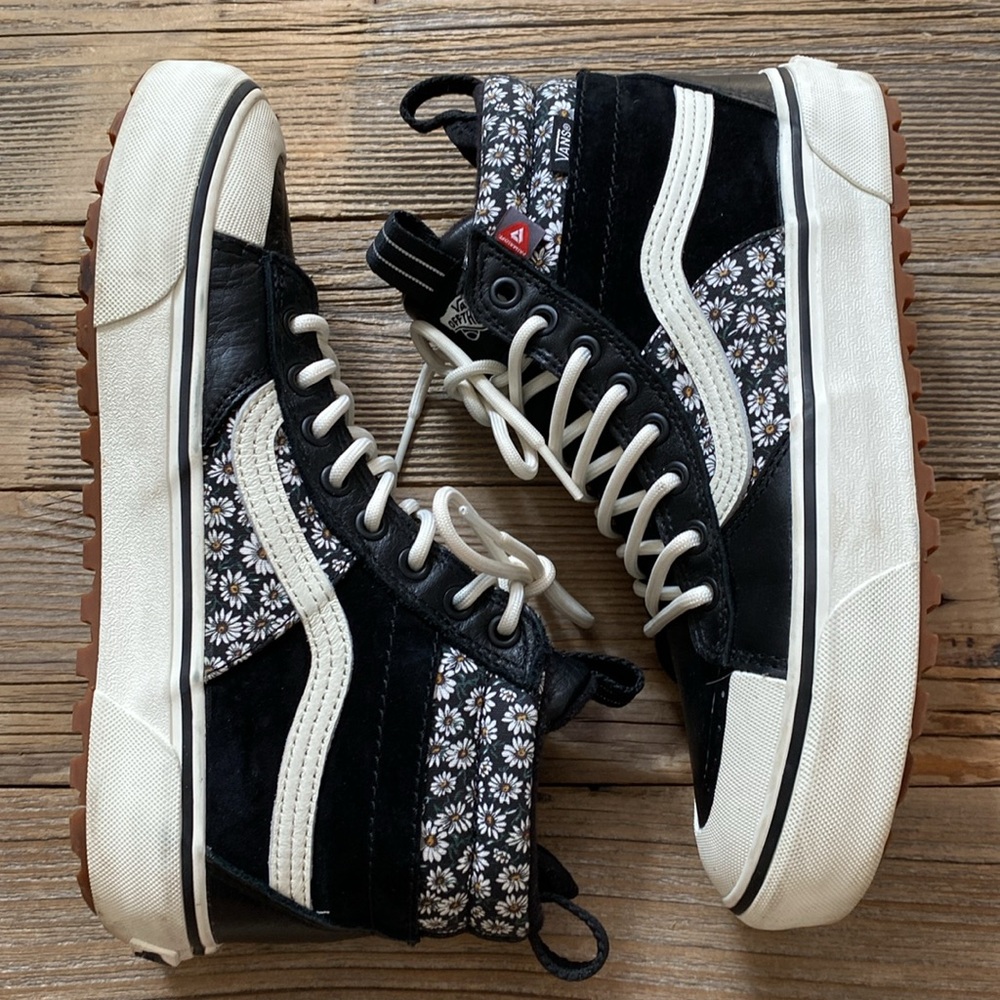 Vans Sk8 Hi MTE 2.0 DX Women’s Black Leather Daisy Print Boots. Size 8.